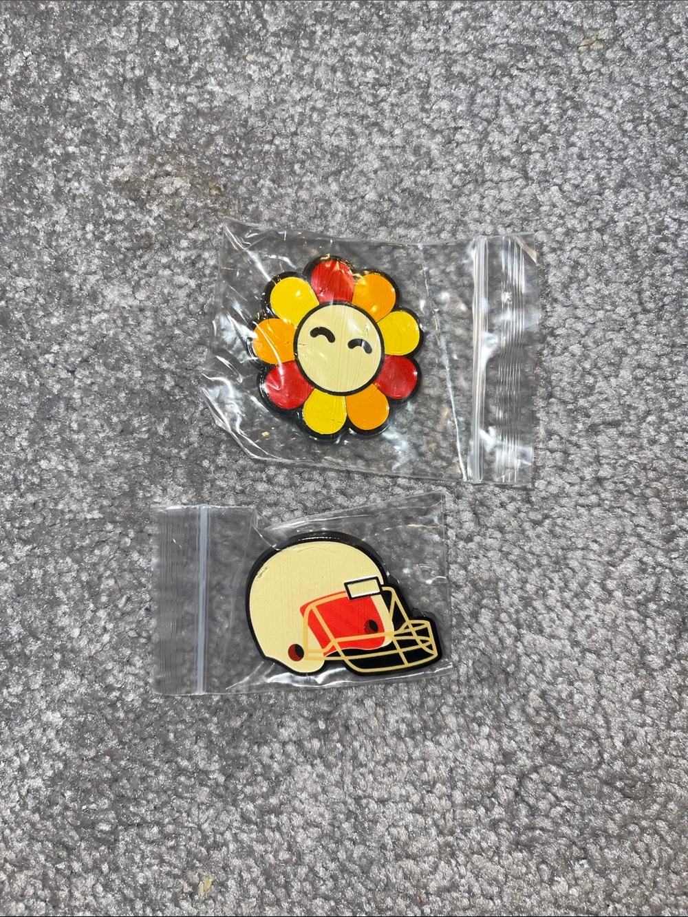 Flower and football helmet pins (2 pin)